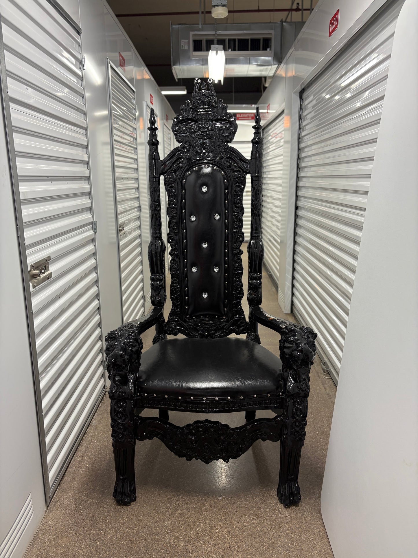 Throne chair
